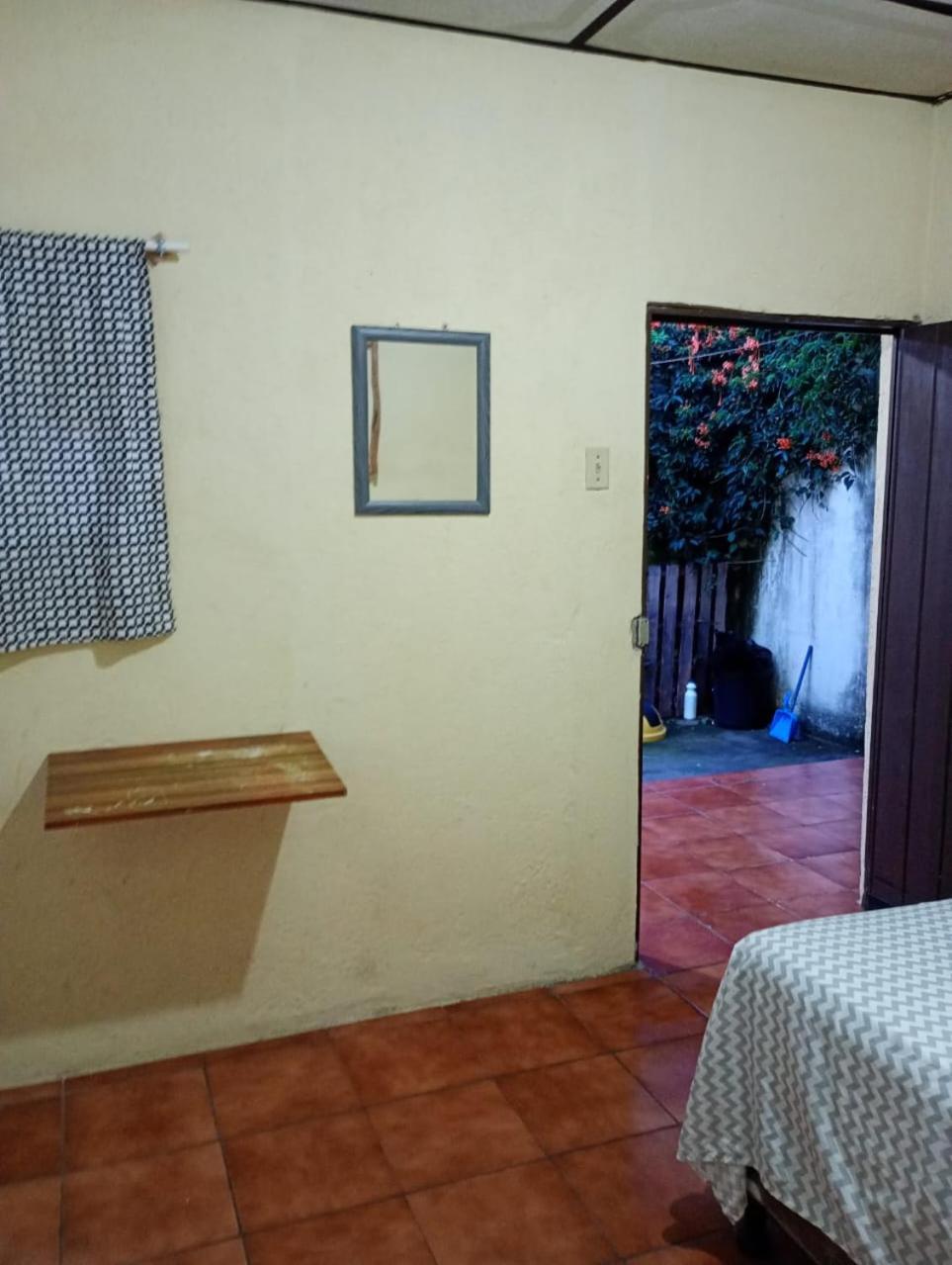 Hospedaje Basico El Jaguar Hotell Antigua Exteriör bild