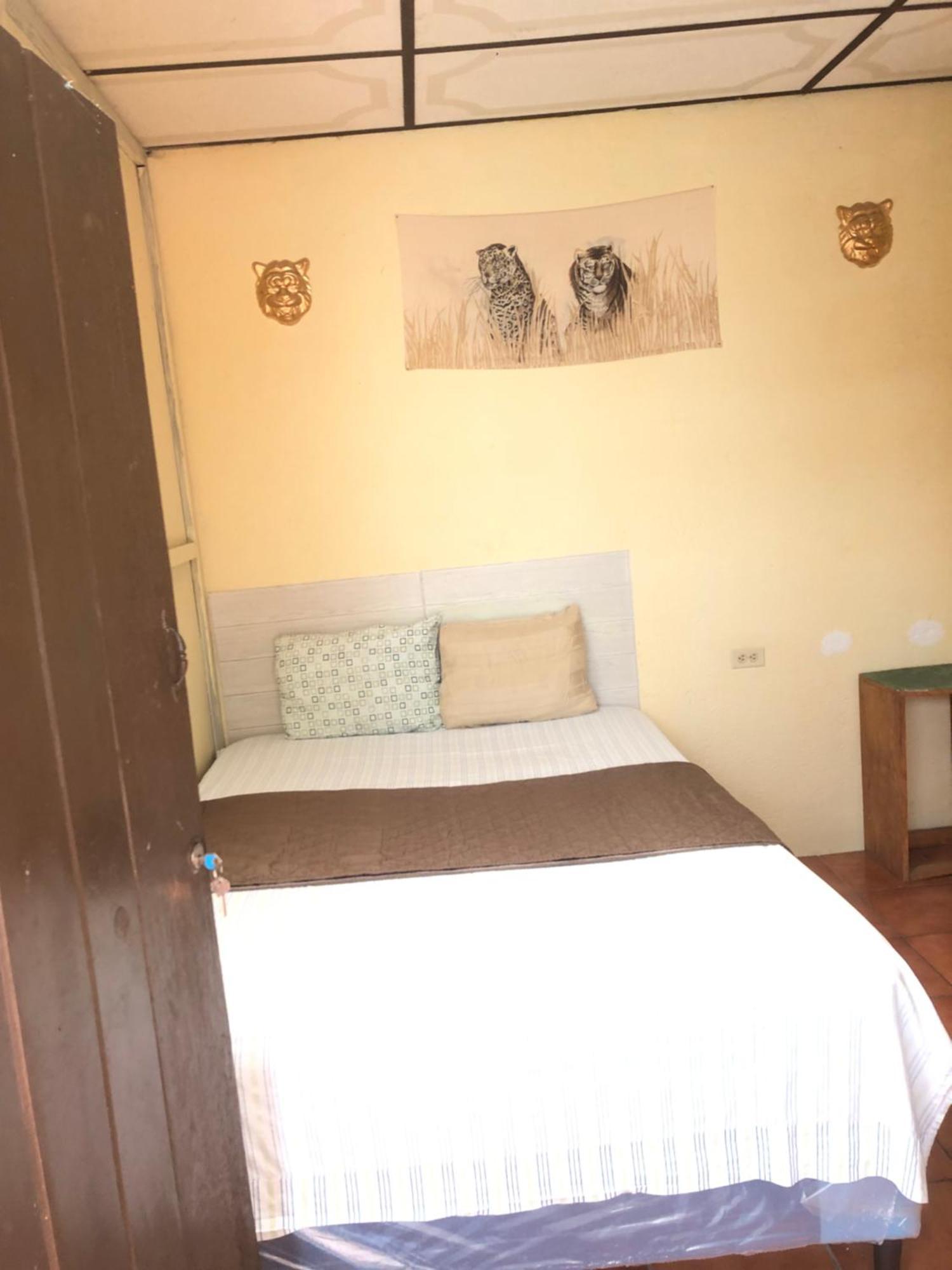 Hospedaje Basico El Jaguar Hotell Antigua Exteriör bild